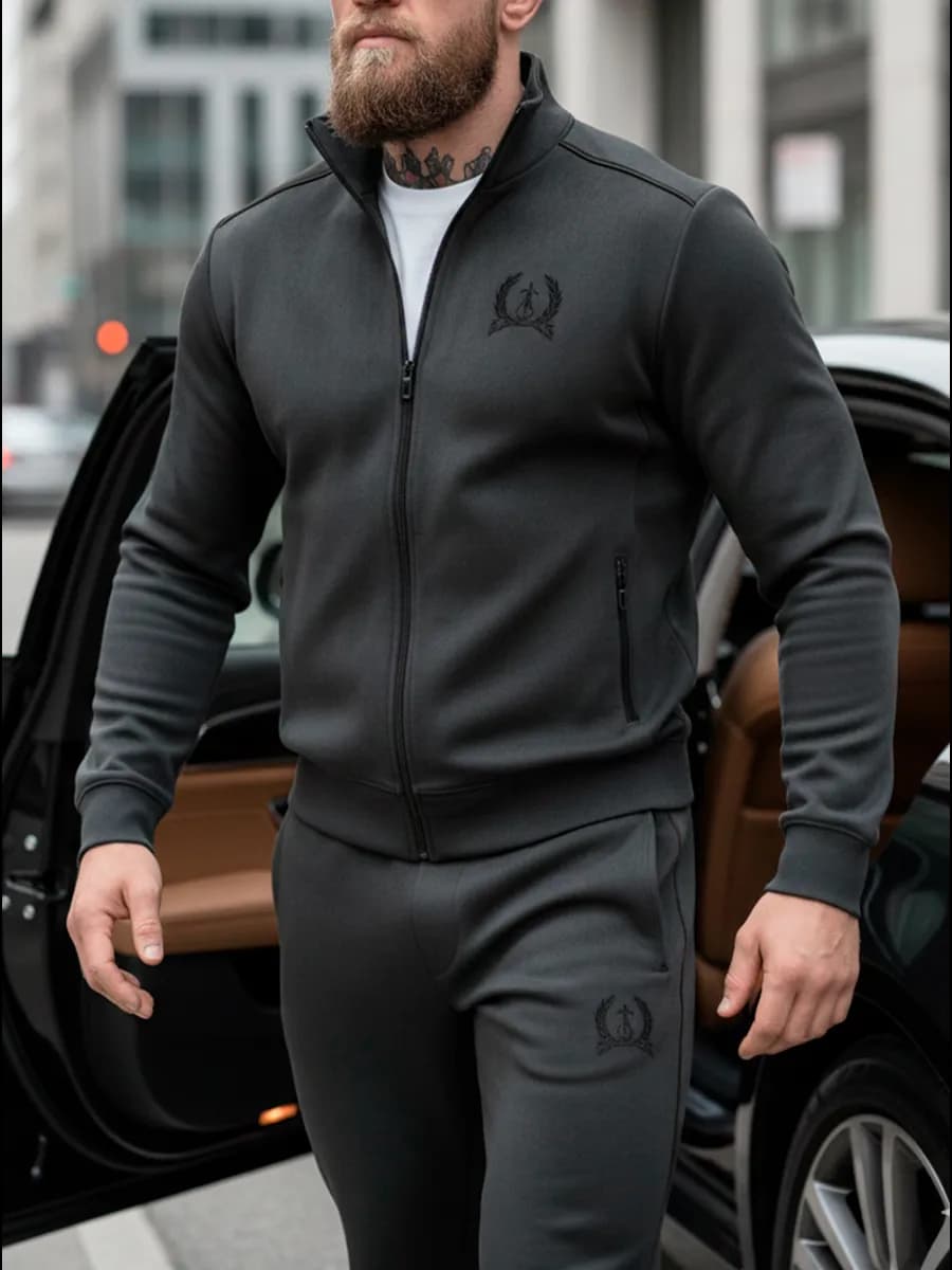 Брендовый спортивный костюм на молнии - фото 1