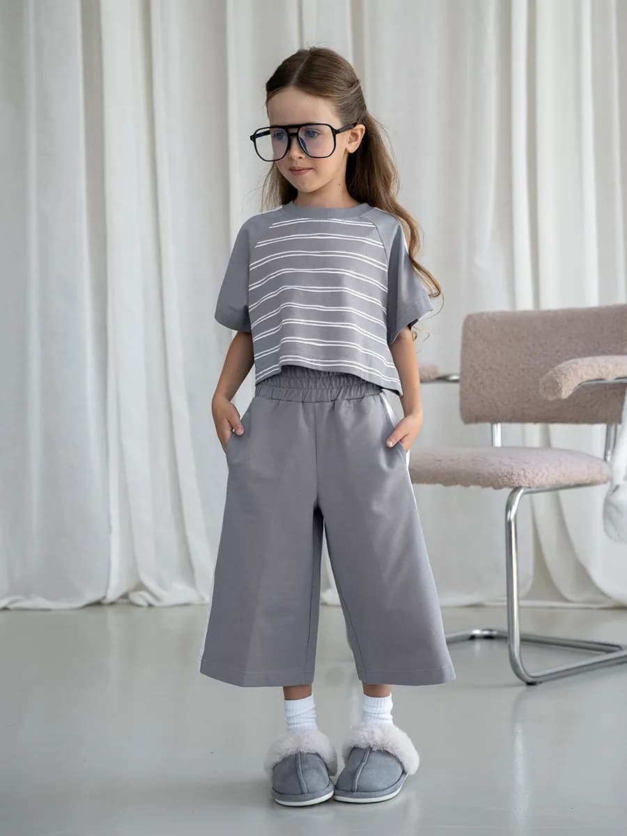 Серый костюм для девочки, футболка и кюлоты