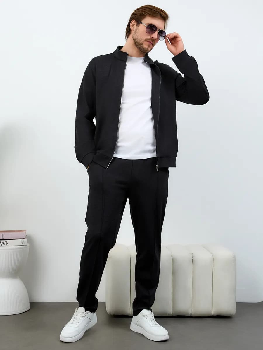 Спортивный костюм на молнии с прямыми брюками