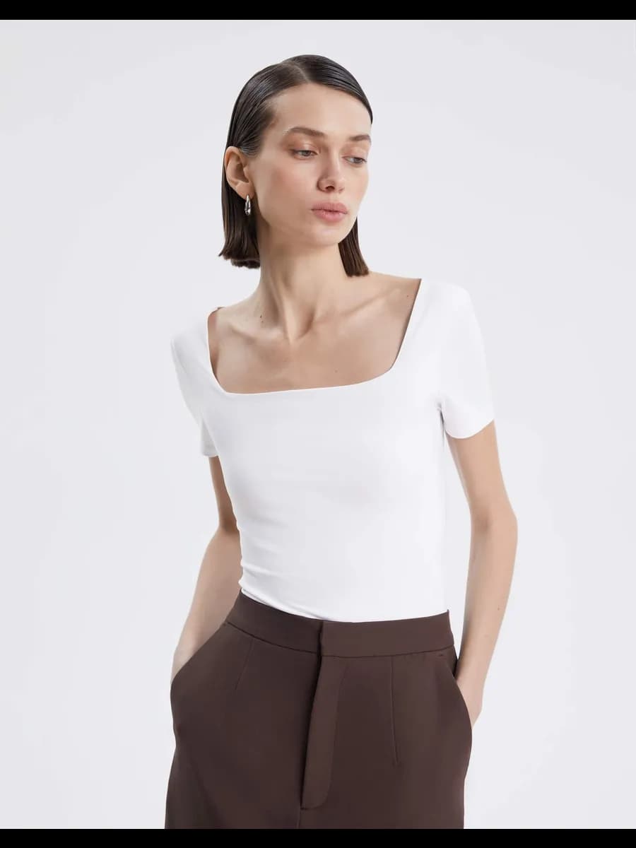 Белое боди с квадратным вырезом