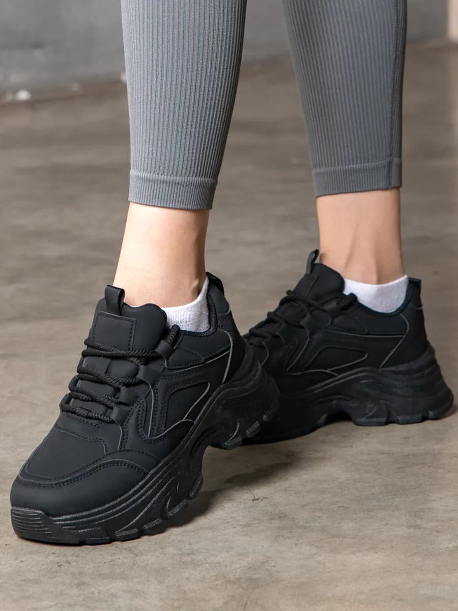 Кроссовки на высокой подошве