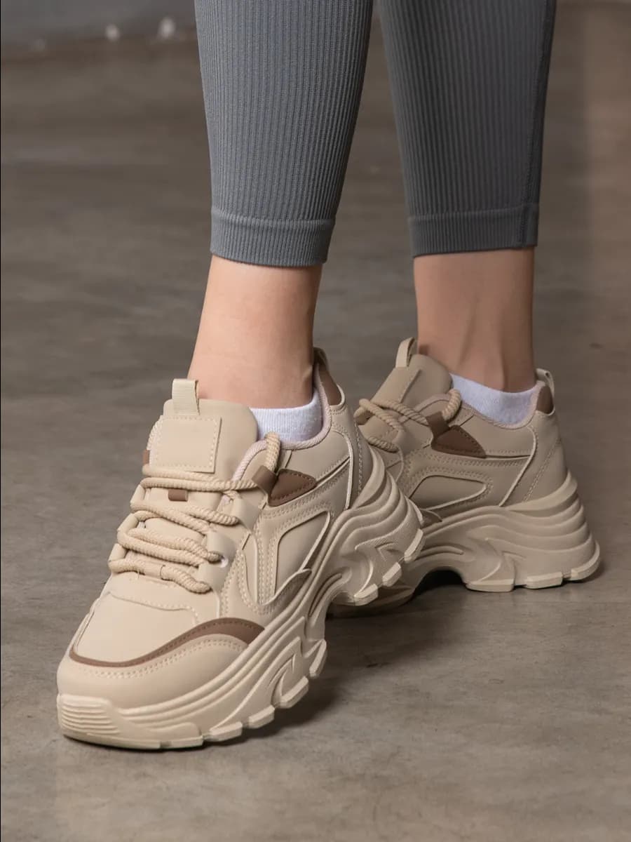 Кроссовки на высокой подошве