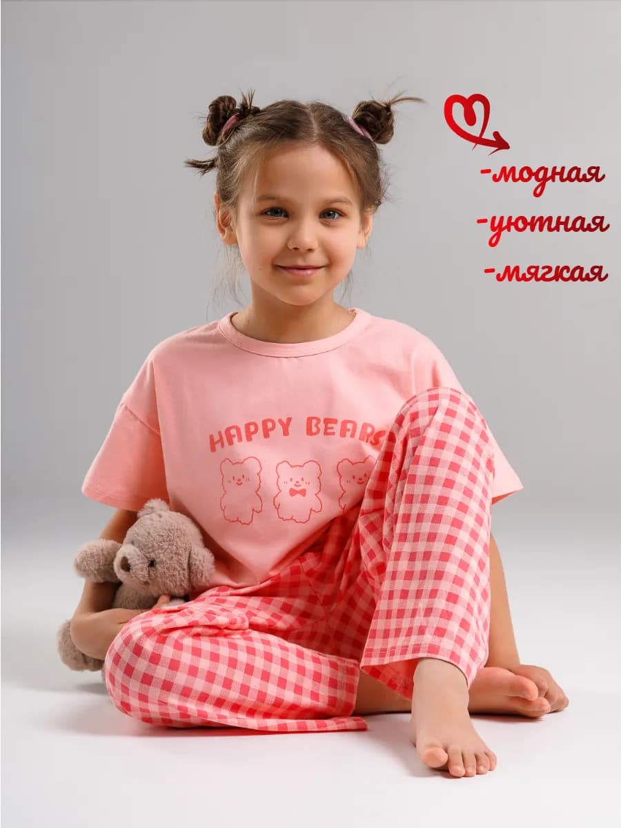 пижама со штанами в клетку и футболкой