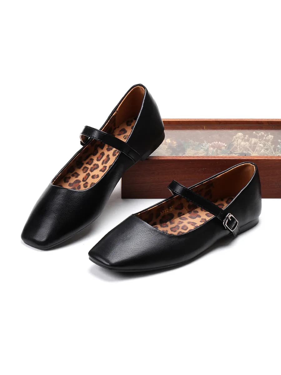 Балетки с квадратным носом и ремешком