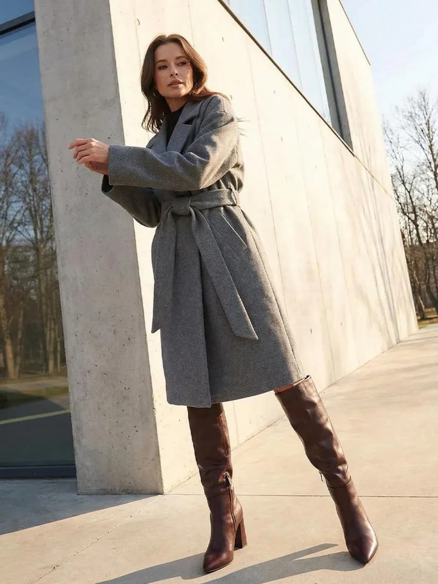 Демисезонное пальто до колена с поясом