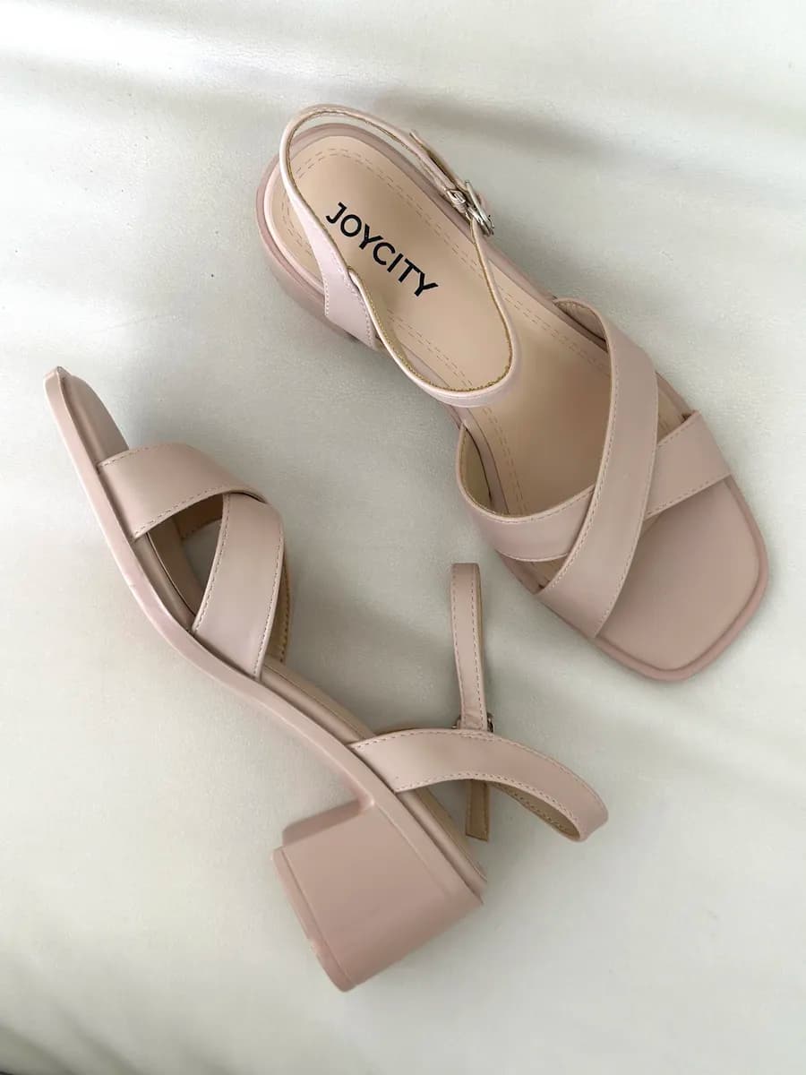 Босоножки с ремешком на каблуке