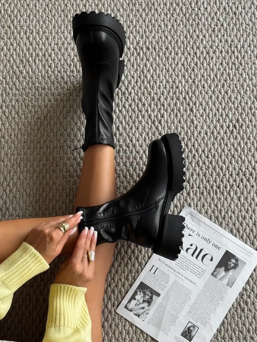 Демисезонные ботинки челси на массивной подошве