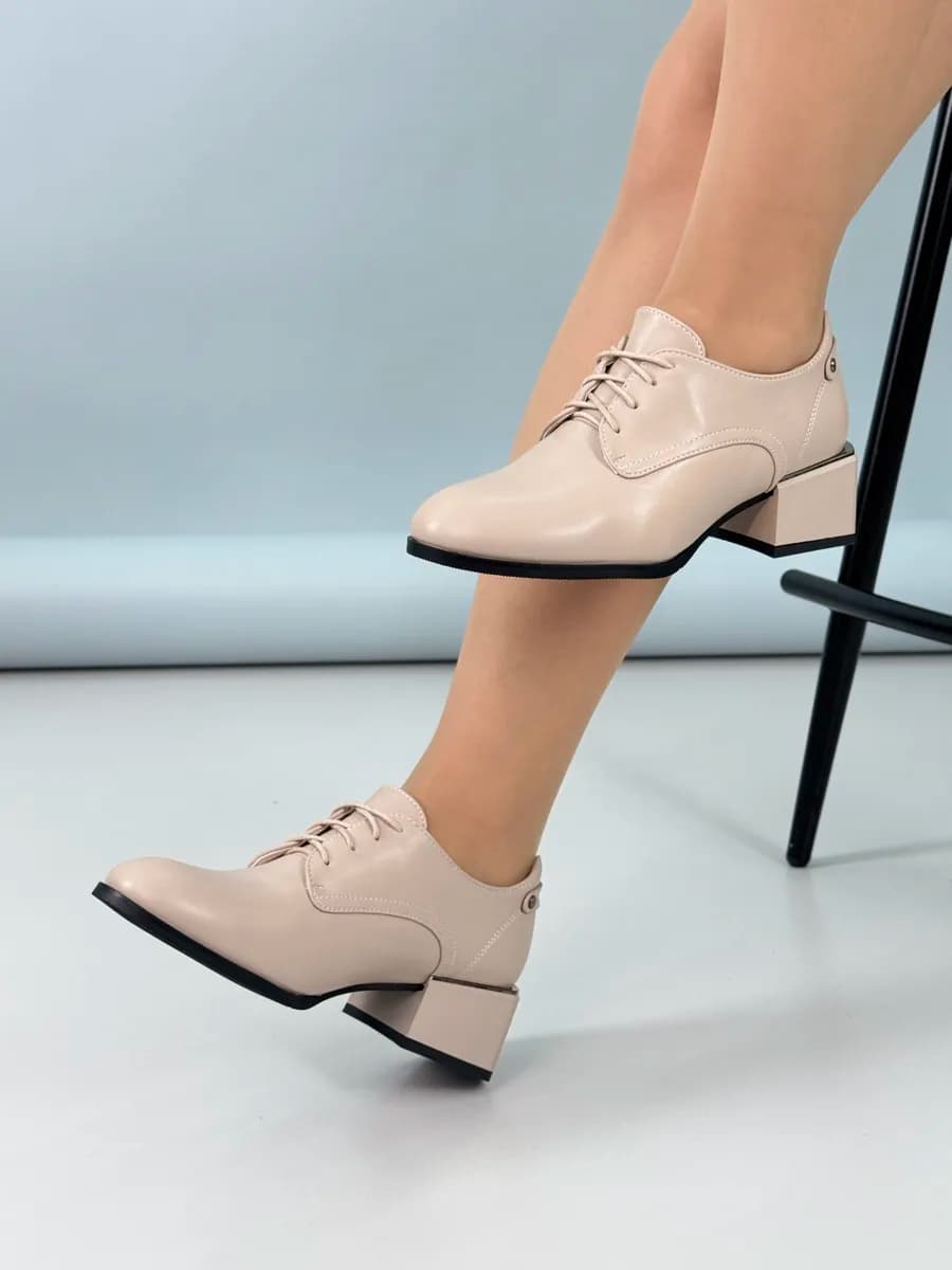 Туфли на каблуке со шнуровкой
