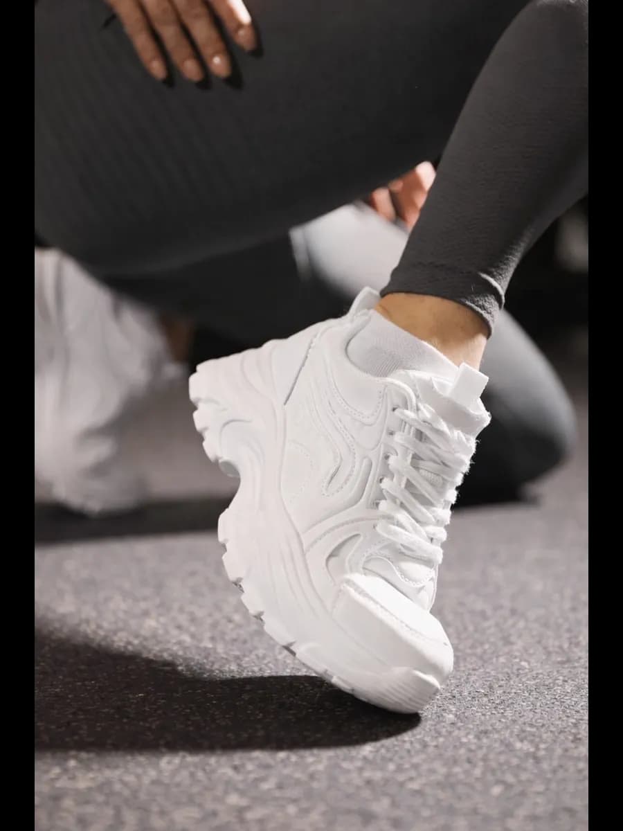 Кроссовки на высокой подошве