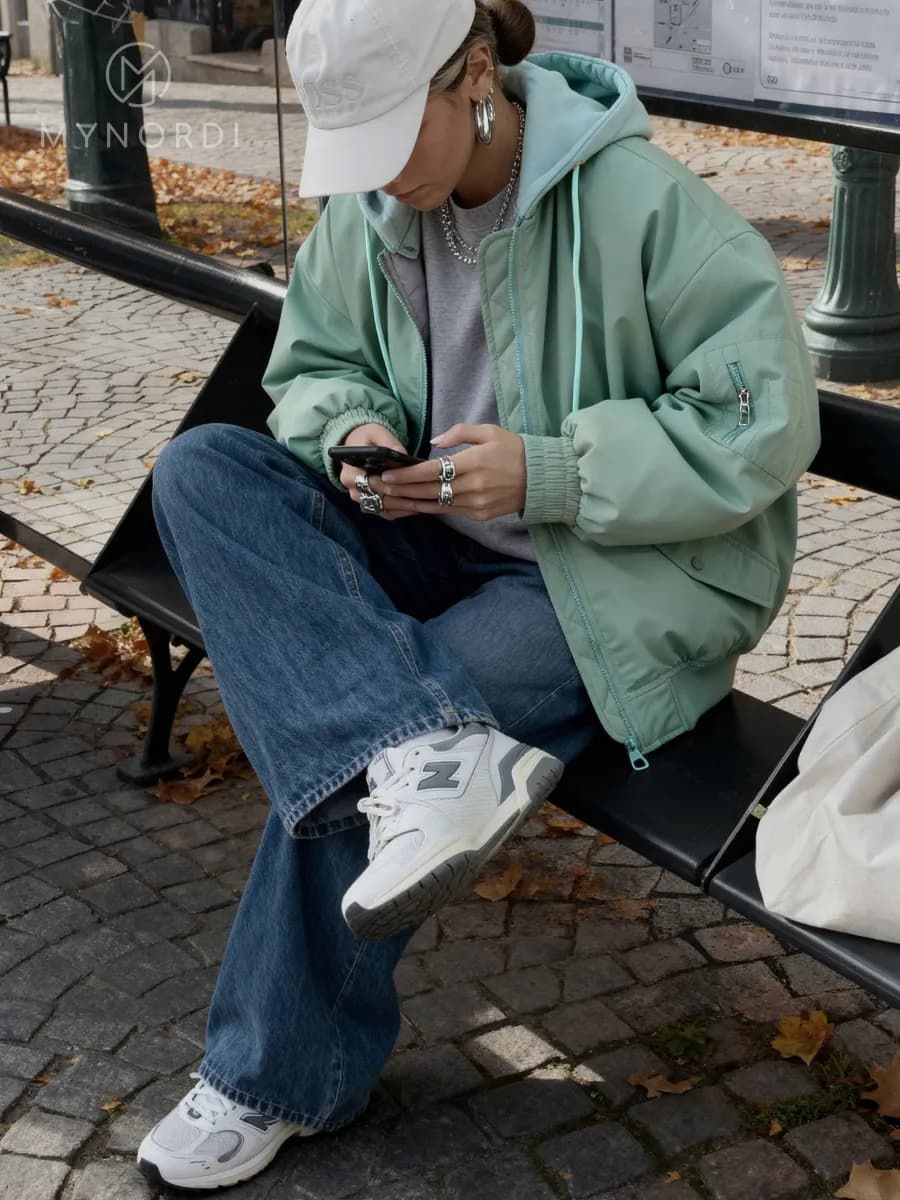 Бомбер оверсайз утепленный со съемным капюшоном