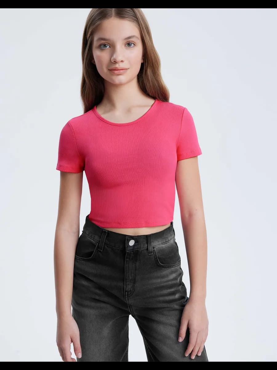 Розовая футболка в рубчик с вырезами на плечах