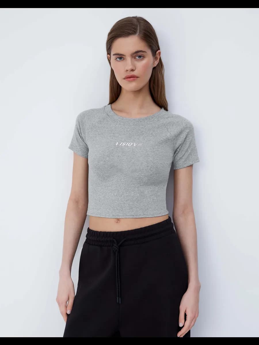 Серая укороченная футболка с принтом