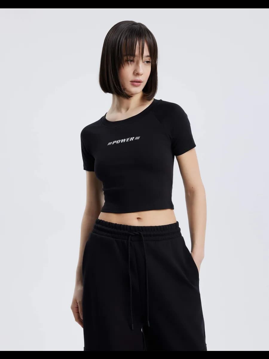 Чёрная укороченная футболка с принтом