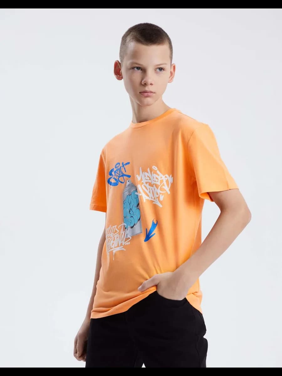 Оранжевая футболка с принтом