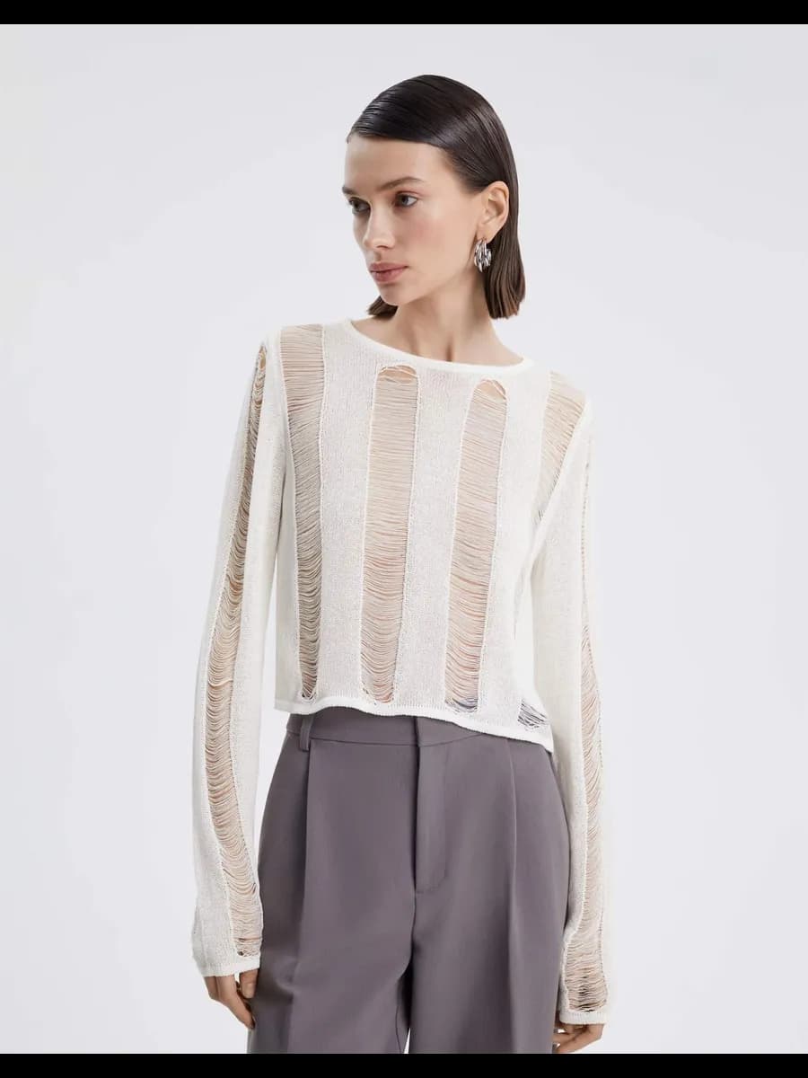 Белый укороченный джемпер с рваным дизайном