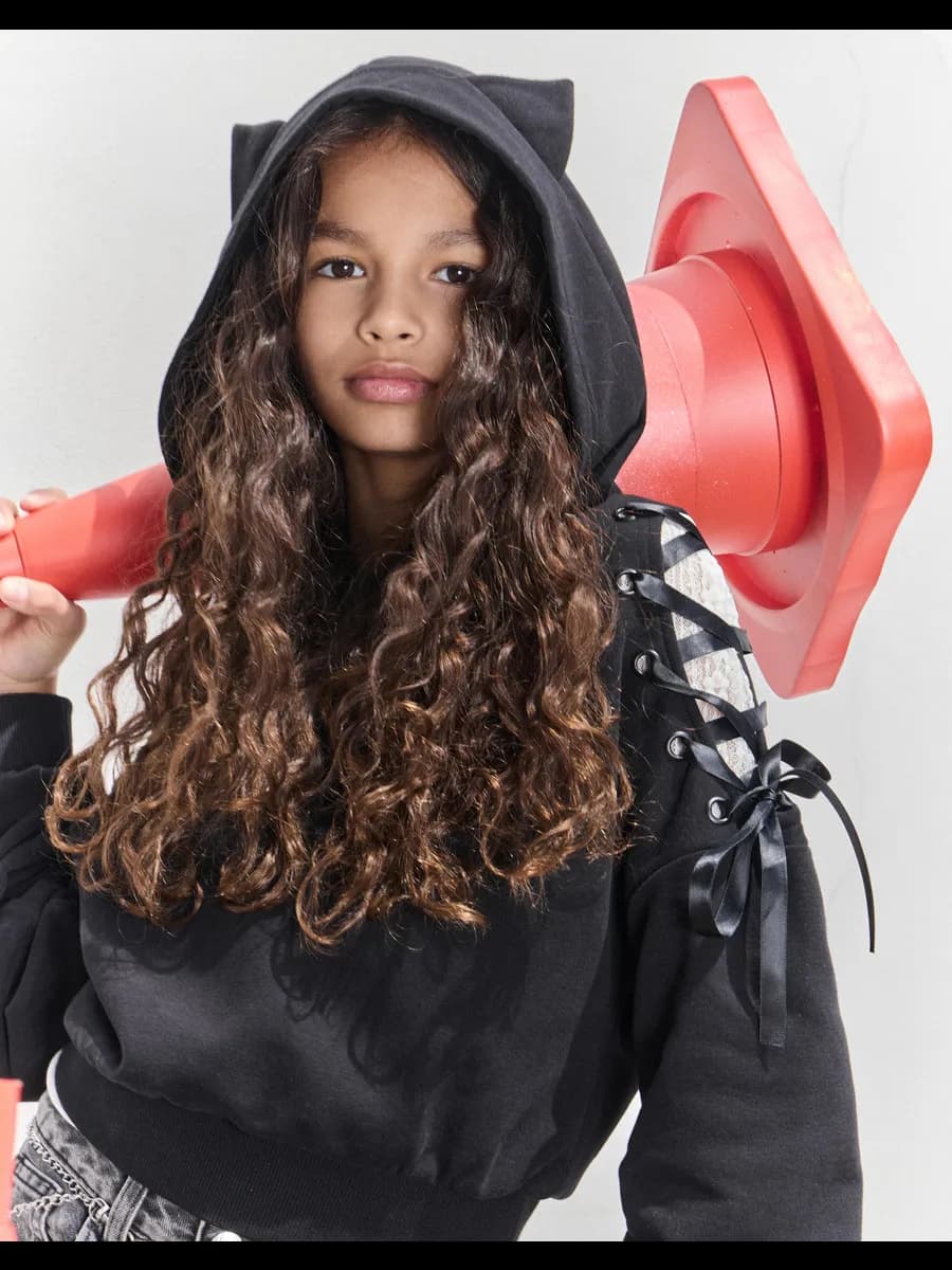 Чёрное укороченное худи с ушами на капюшоне и шнуровкой