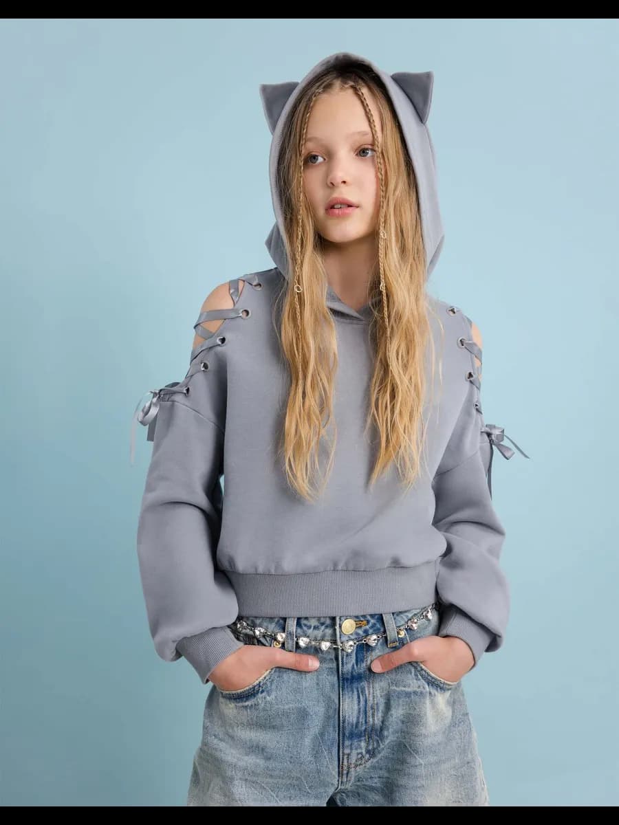 Серое укороченное худи с ушами на капюшоне и шнуровкой