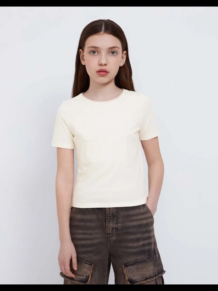 Молочная футболка с кружевом