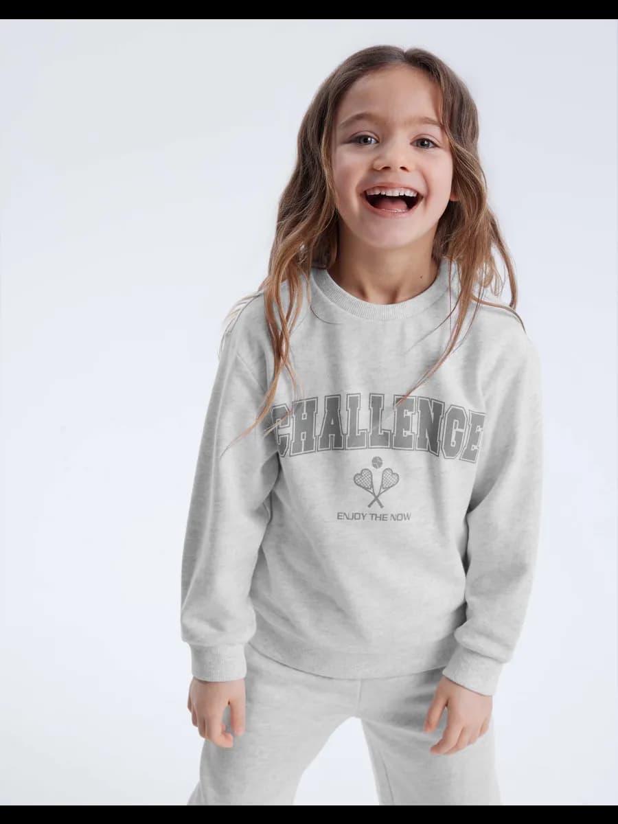 Серый свитшот с принтом