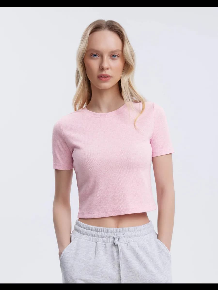 Розовая укороченная футболка в рубчик