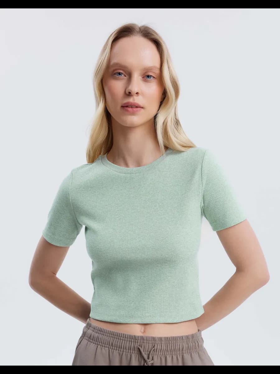 Зелёный базовый кроп-топ в рубчик