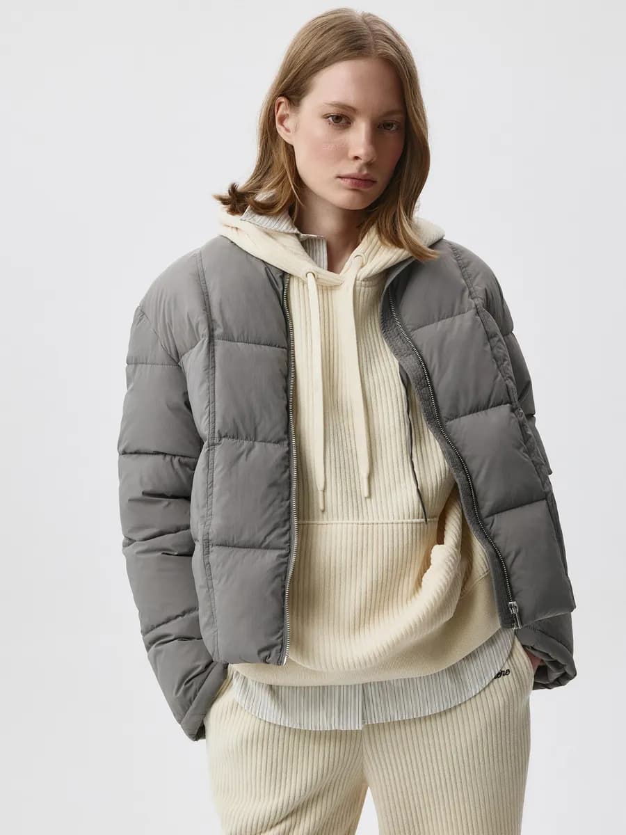 Стеганая куртка короткая дутая с лентами на воротнике