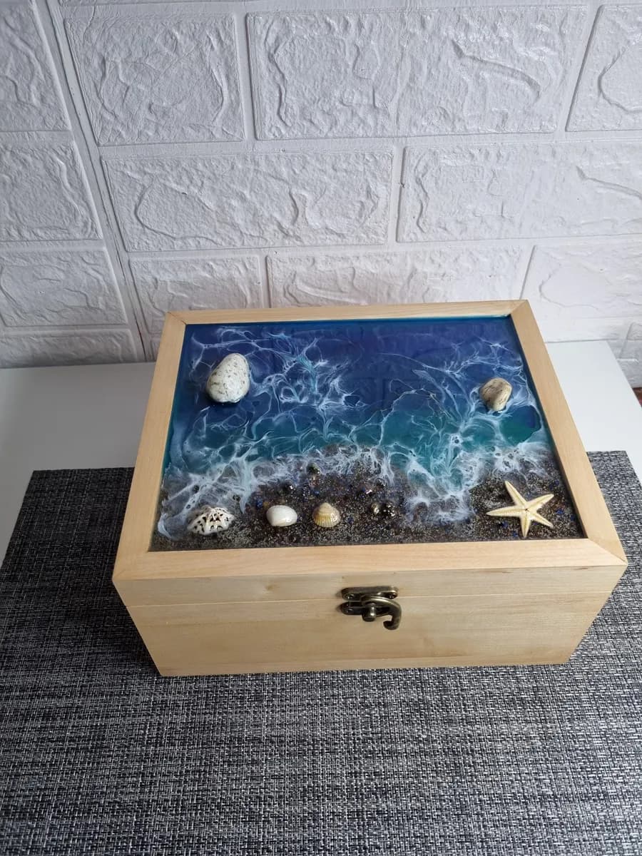 Шкатулка деревянная с крышкой из эпоксидной смолы