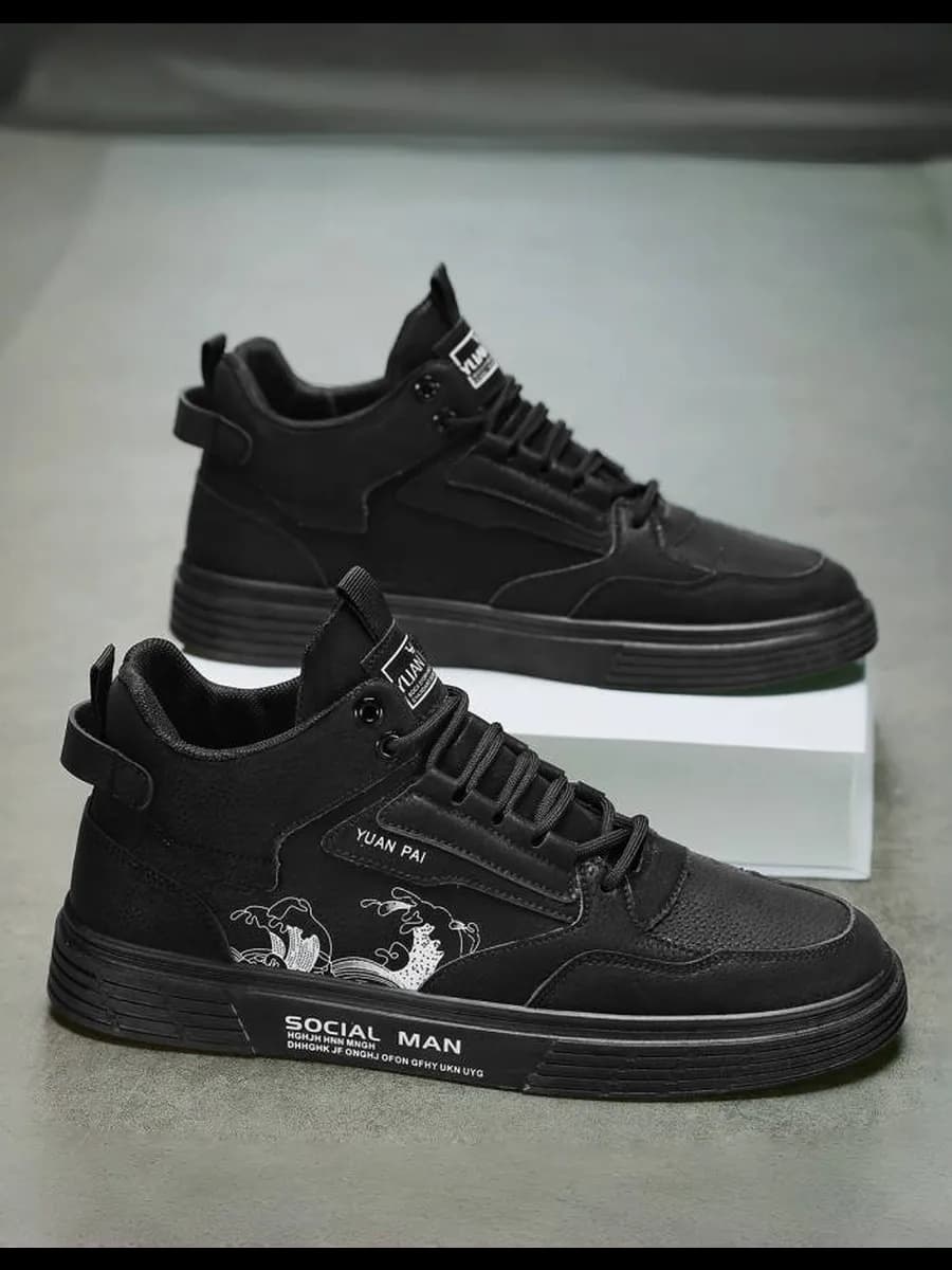 Спортивные кроссовки