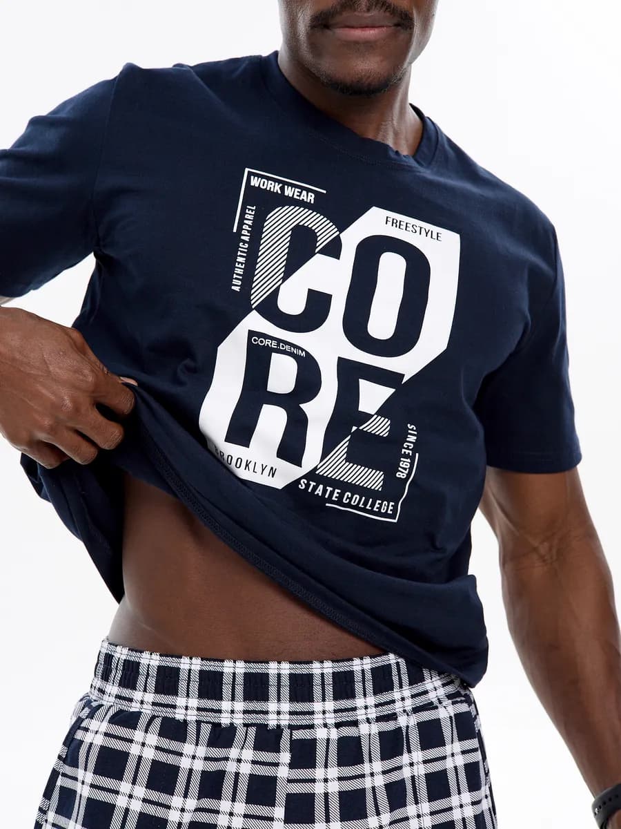 Пижама с брюками и футболкой