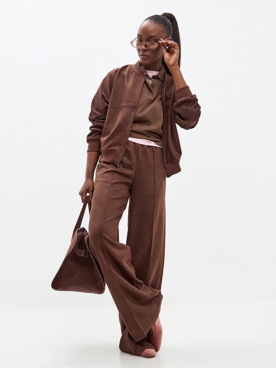 Замшевый спортивный костюм на молнии