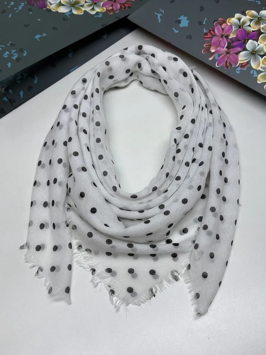 Платок на голову и шею с горошек