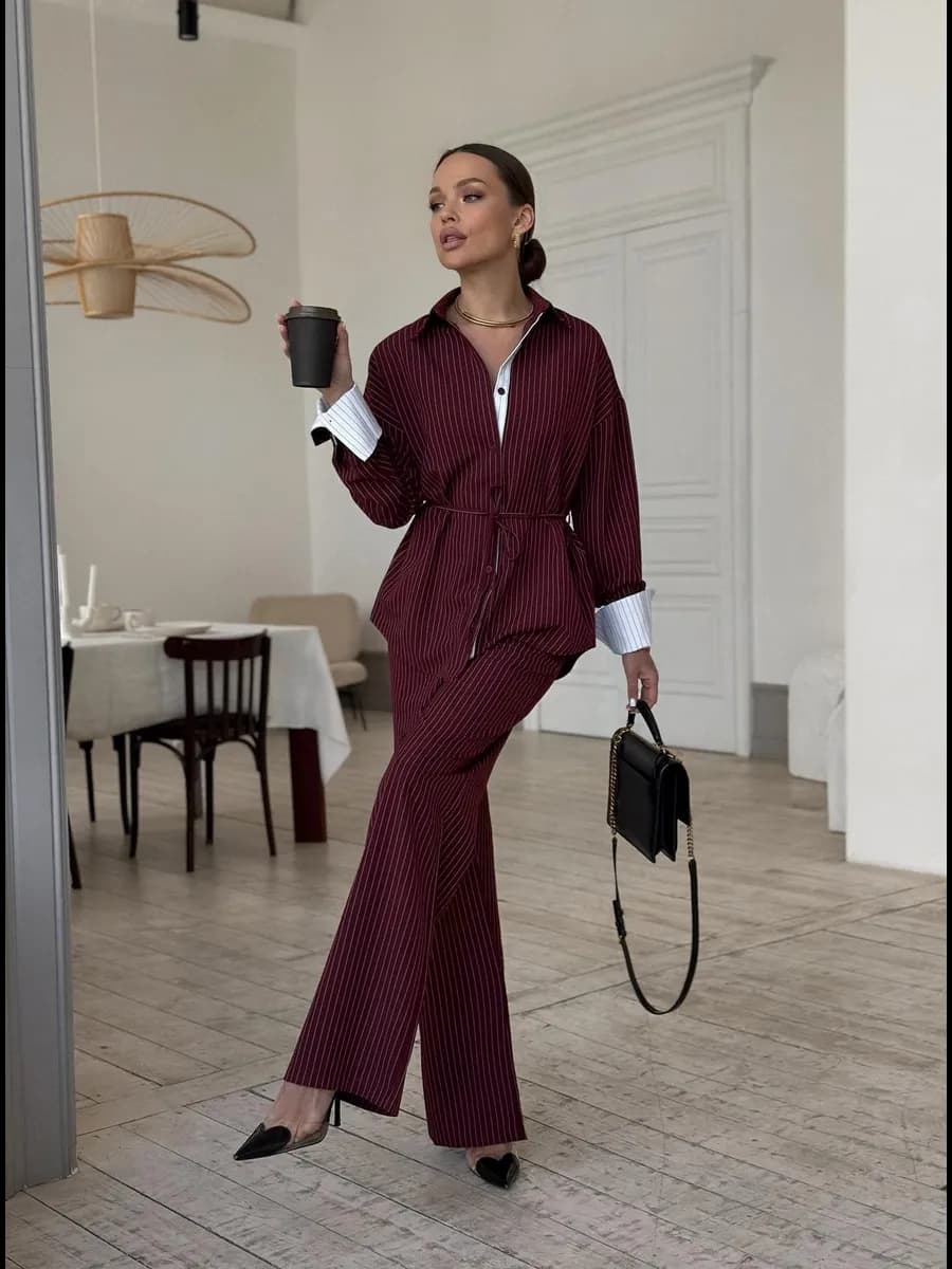 Брючный костюм с рубашкой деловой