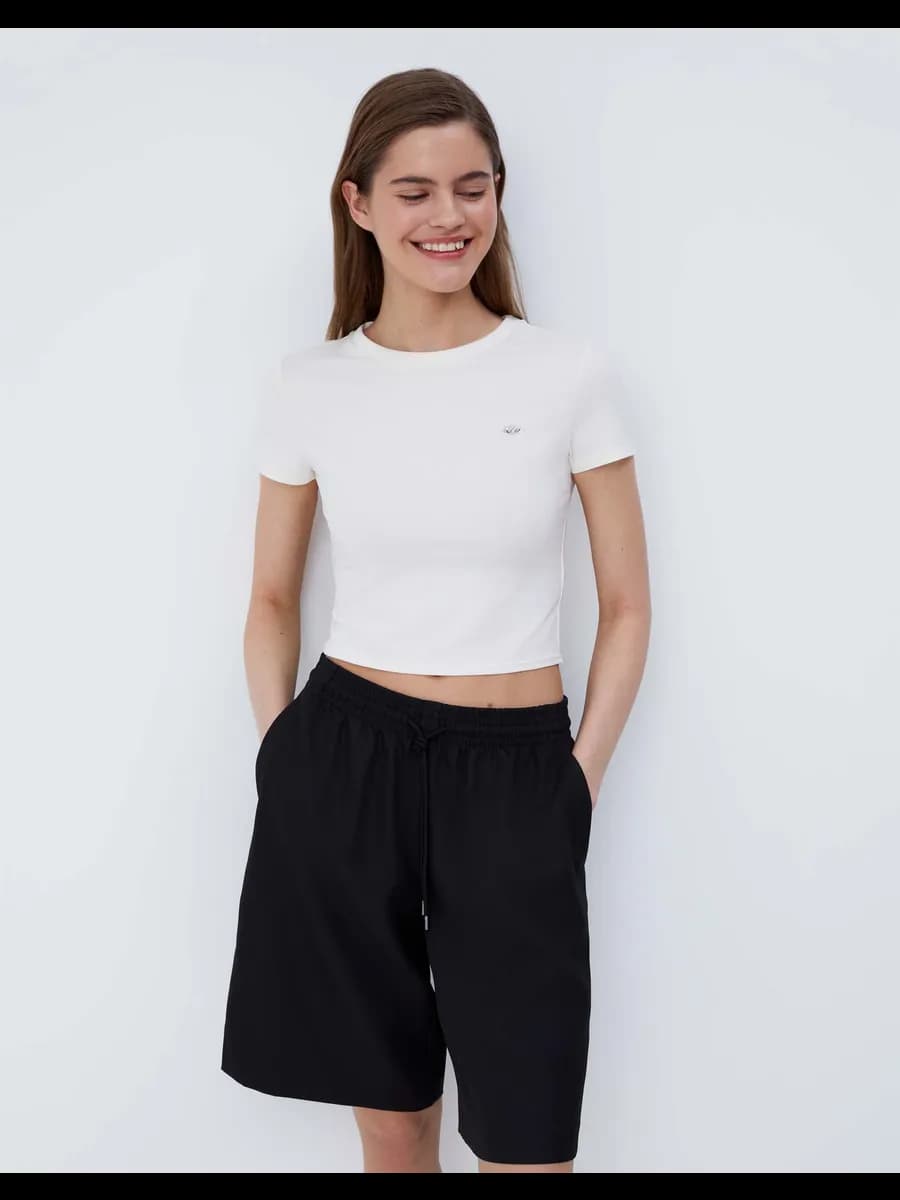 Молочный кроп-топ с металлическим лейблом