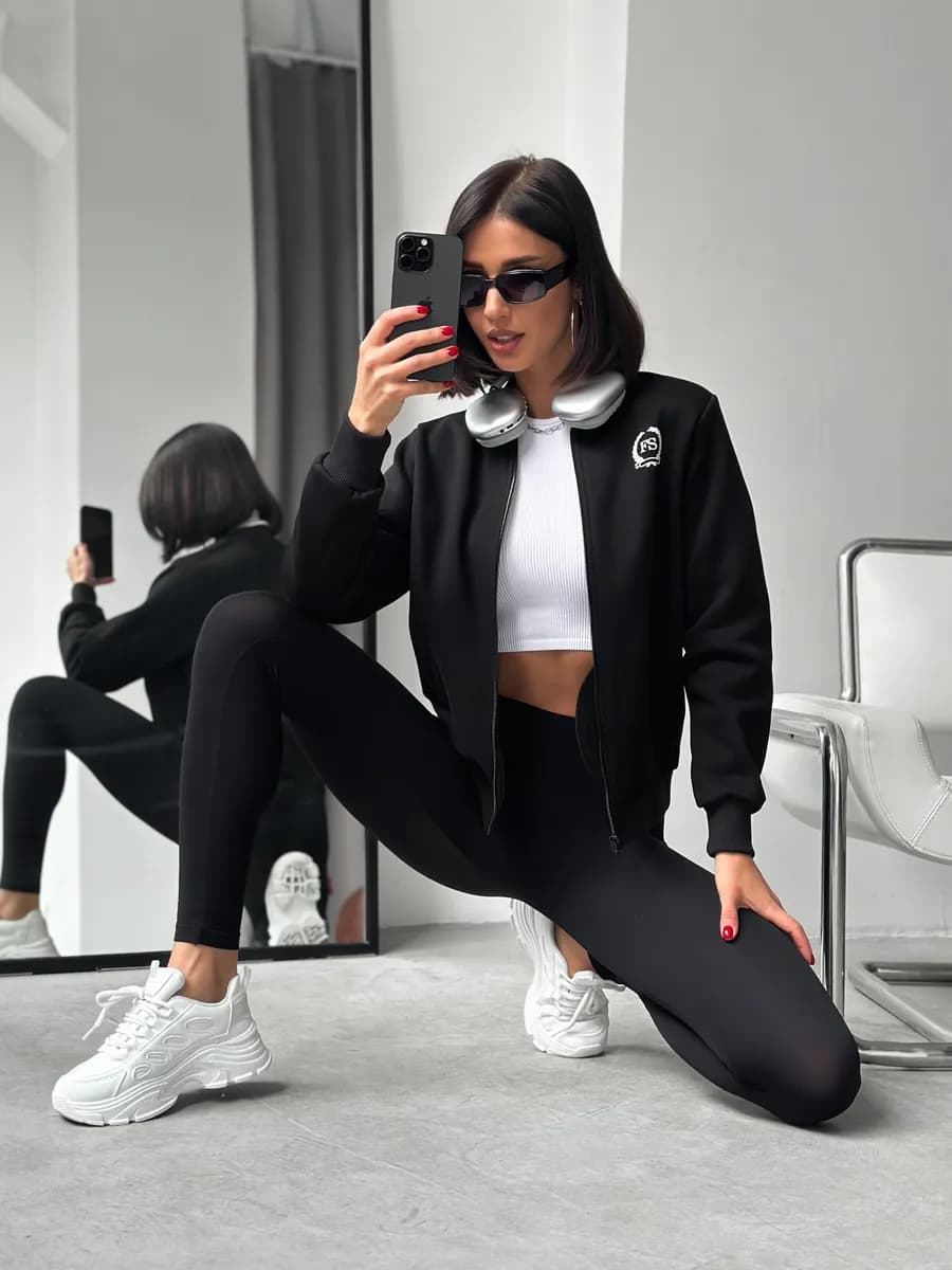 Бомбер трикотажный на молнии с карманами демисезонный