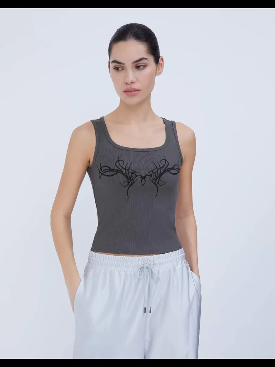 Тёмно-серая майка в рубчик с принтом