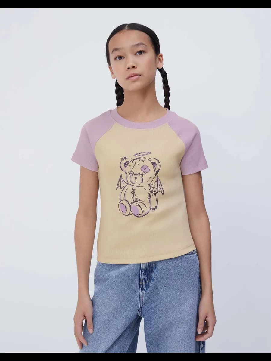 Бежевая футболка с принтом в рубчик