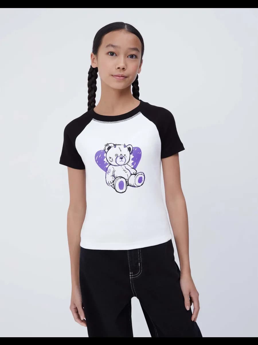 Белая футболка с принтом в рубчик