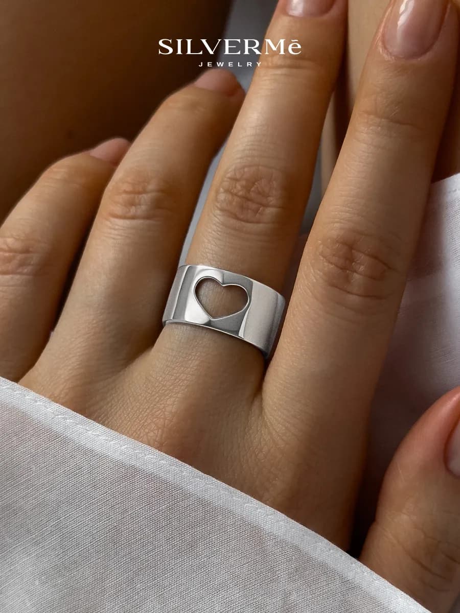 Кольцо серебряное широкое с сердцем серебро 925