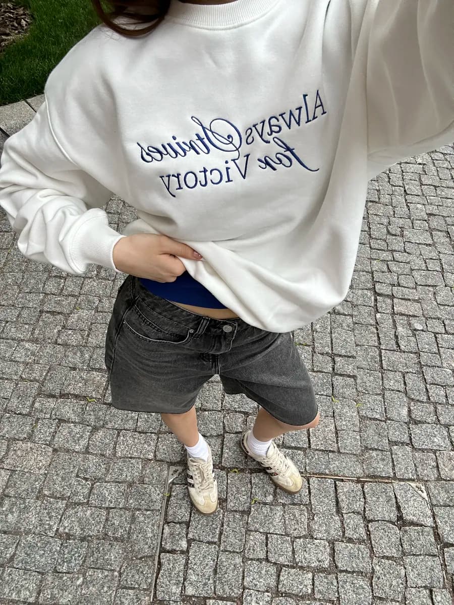 Свитшот оверсайз трикотажный с вышивкой