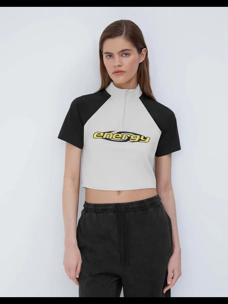 Светло-серый кроп-топ колор-блок с принтом