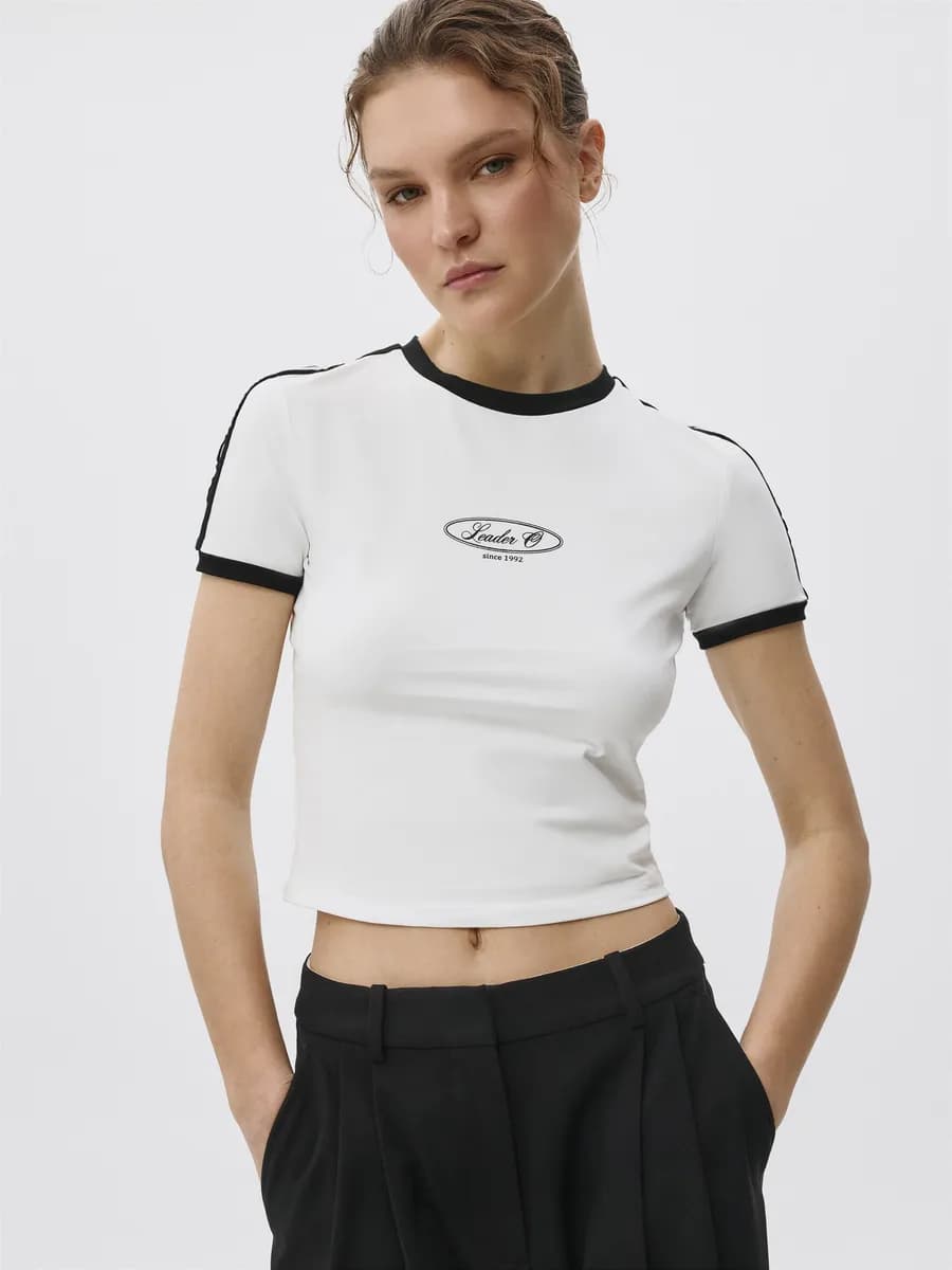 Укороченная футболка облегающая с принтом