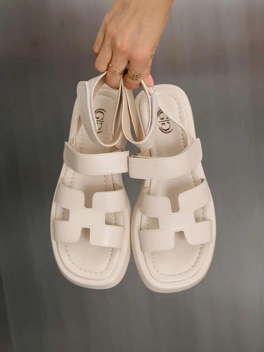 Летние босоножки на танкетке - фото 1