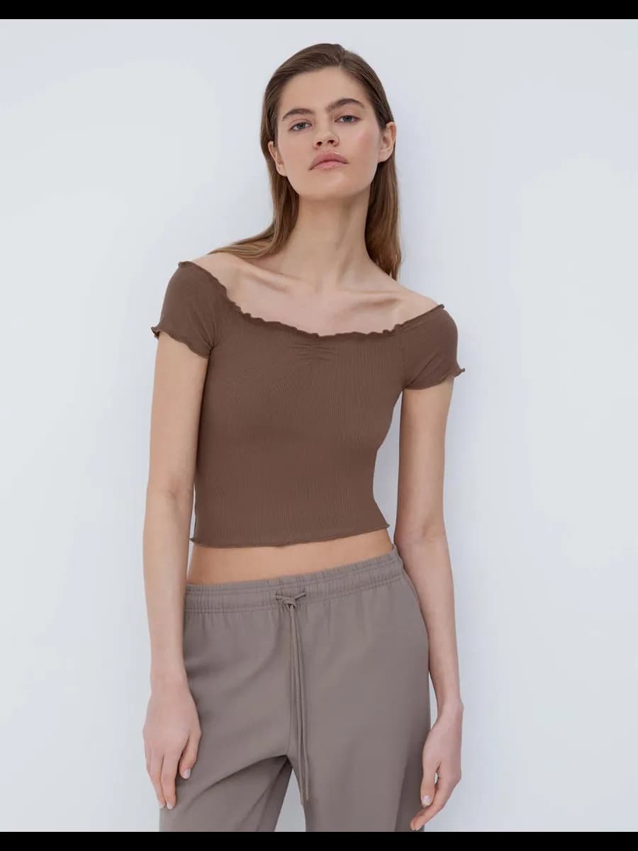 Коричневый кроп-топ в рубчик со сборкой