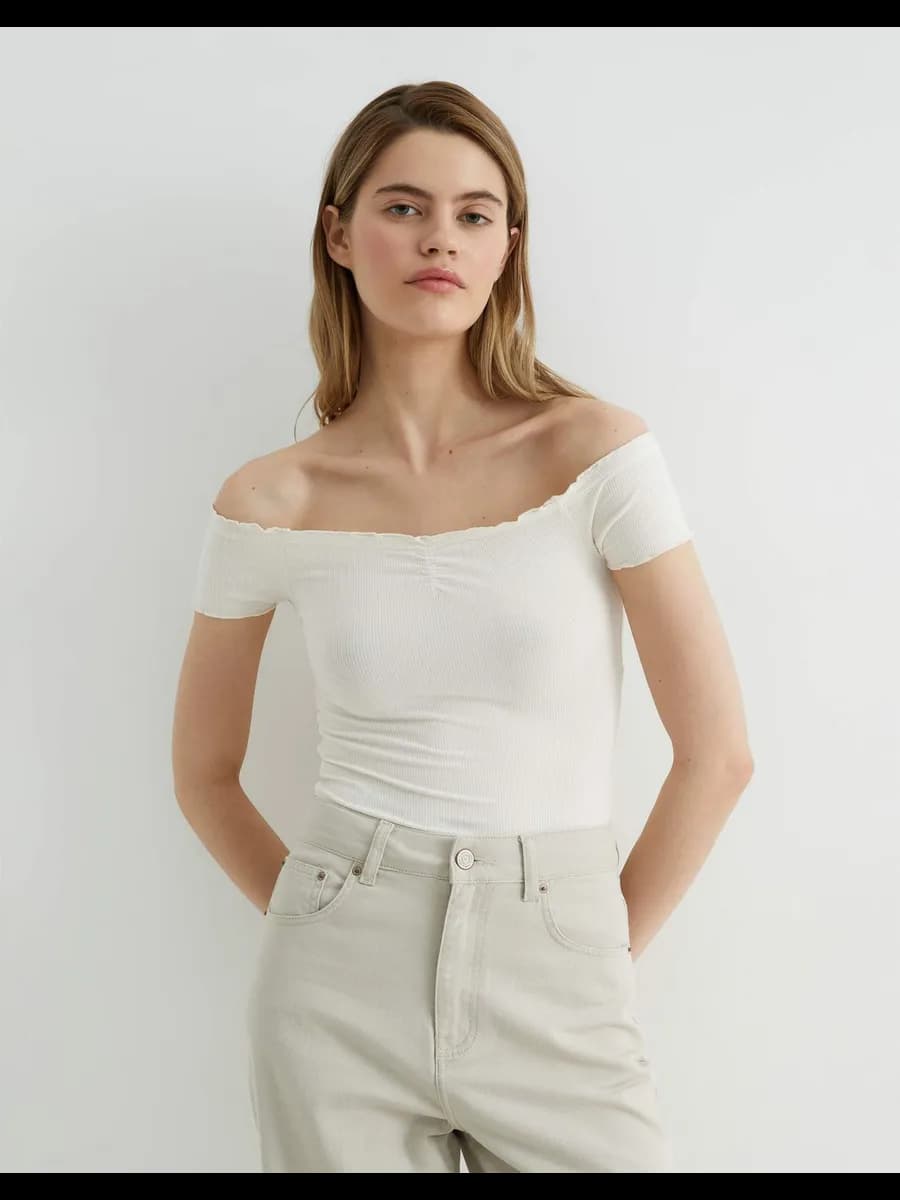 Молочный кроп-топ в рубчик со сборкой