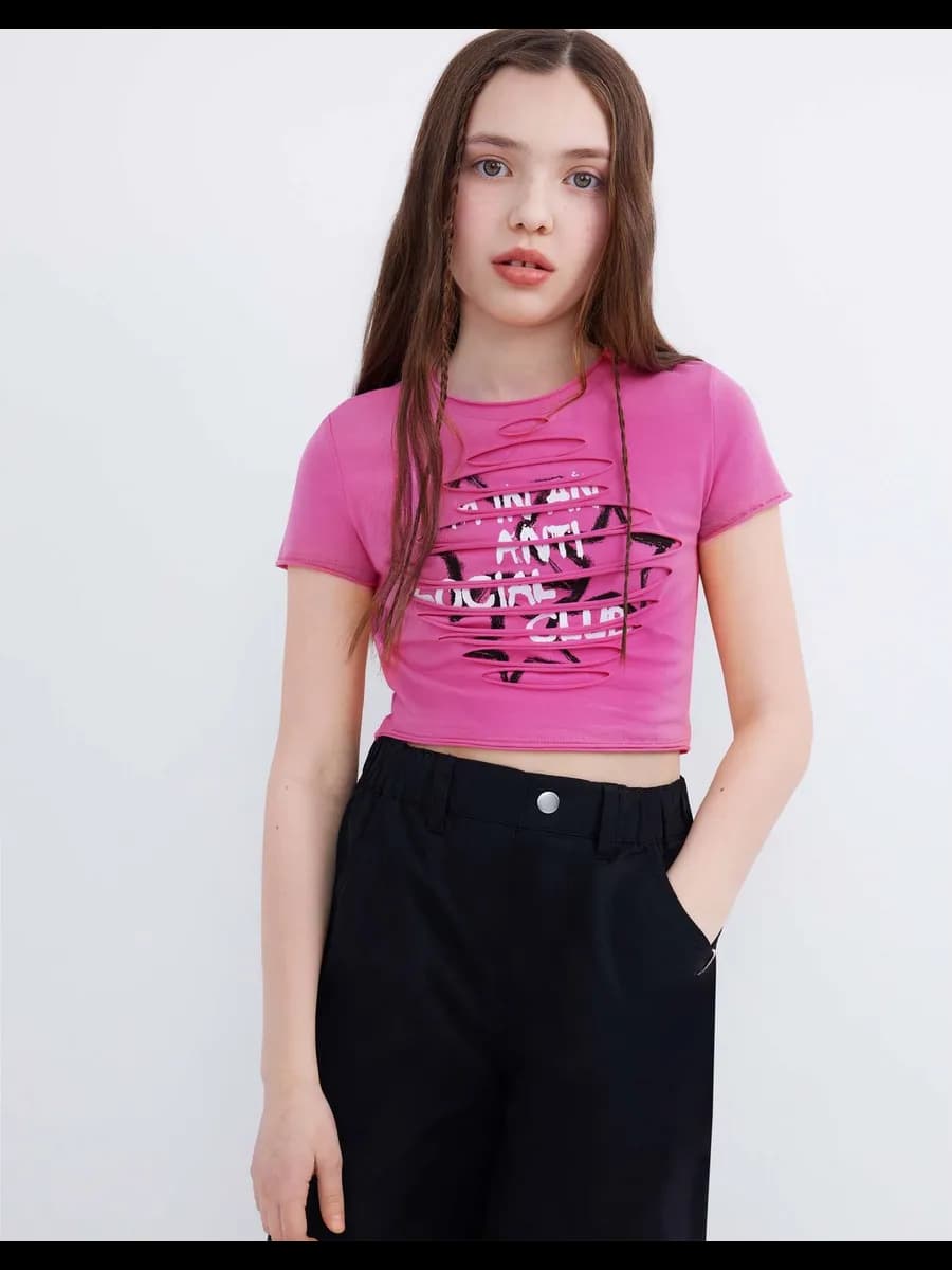 Розовая укороченная футболка с разрезами и принтом