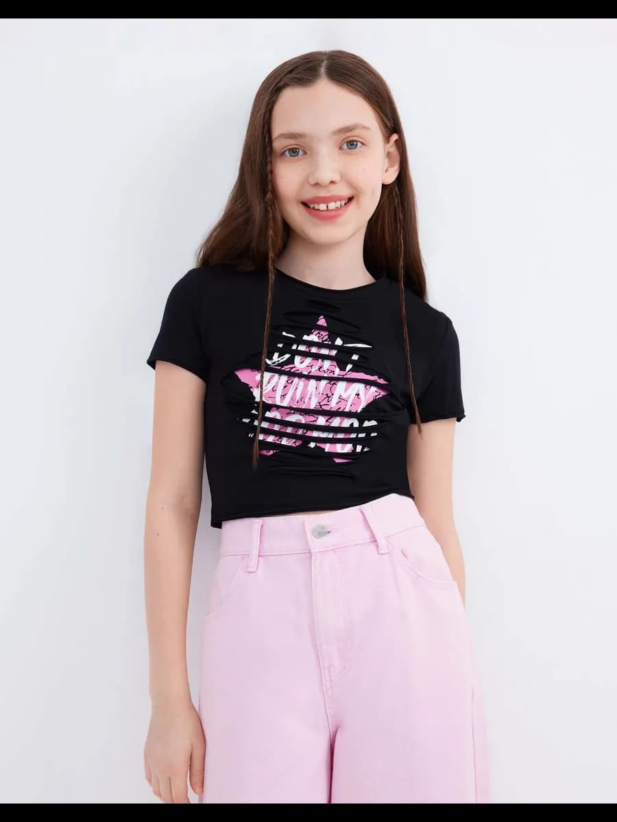 Чёрная укороченная футболка с разрезами и принтом