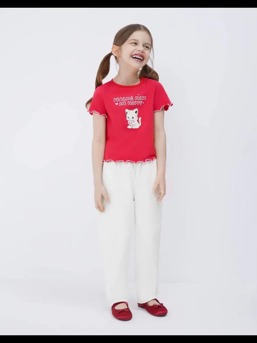 Красная футболка с принтом и волнистым краем