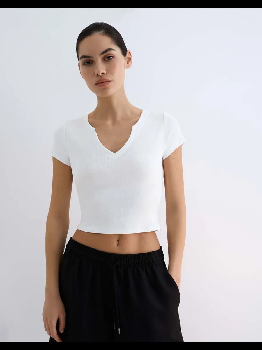 Белый кроп-топ в рубчик с V-образным вырезом