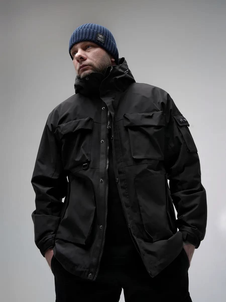 Спортивная куртка с капюшоном черная