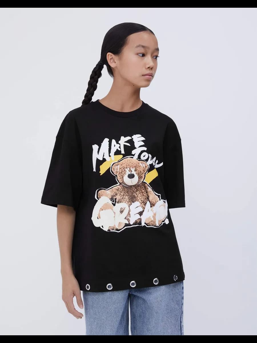 Чёрная футболка oversize с принтом и люверсами